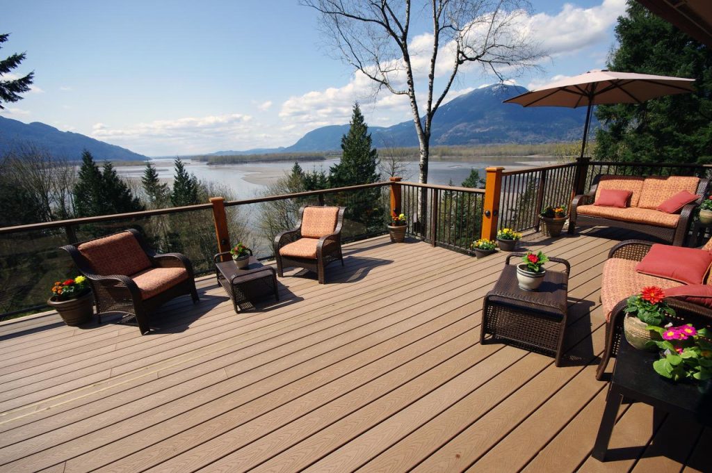 Lodge accommodation in Canada, balcony over looking Fraser River sturgeon salmon fishing trip